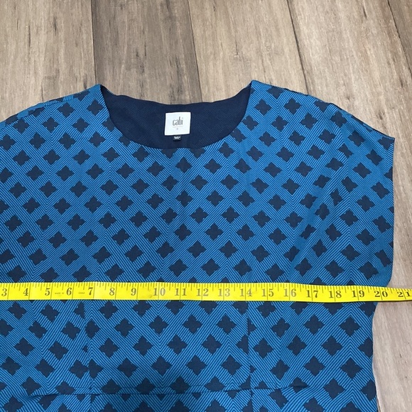 CAbi #3274 XS Pacific Blue Foulard Diamond Layered Cap Sleeve Print Blouse - Picture 5 of 6